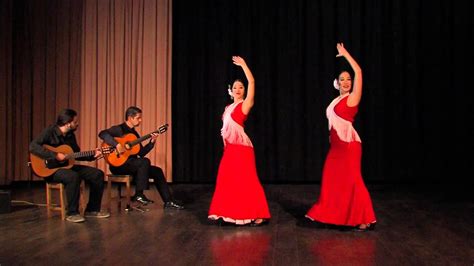  Entre dos Aguas - Uma Sinfonia de Flamenco que Dança Entre Alegria e Melancolia